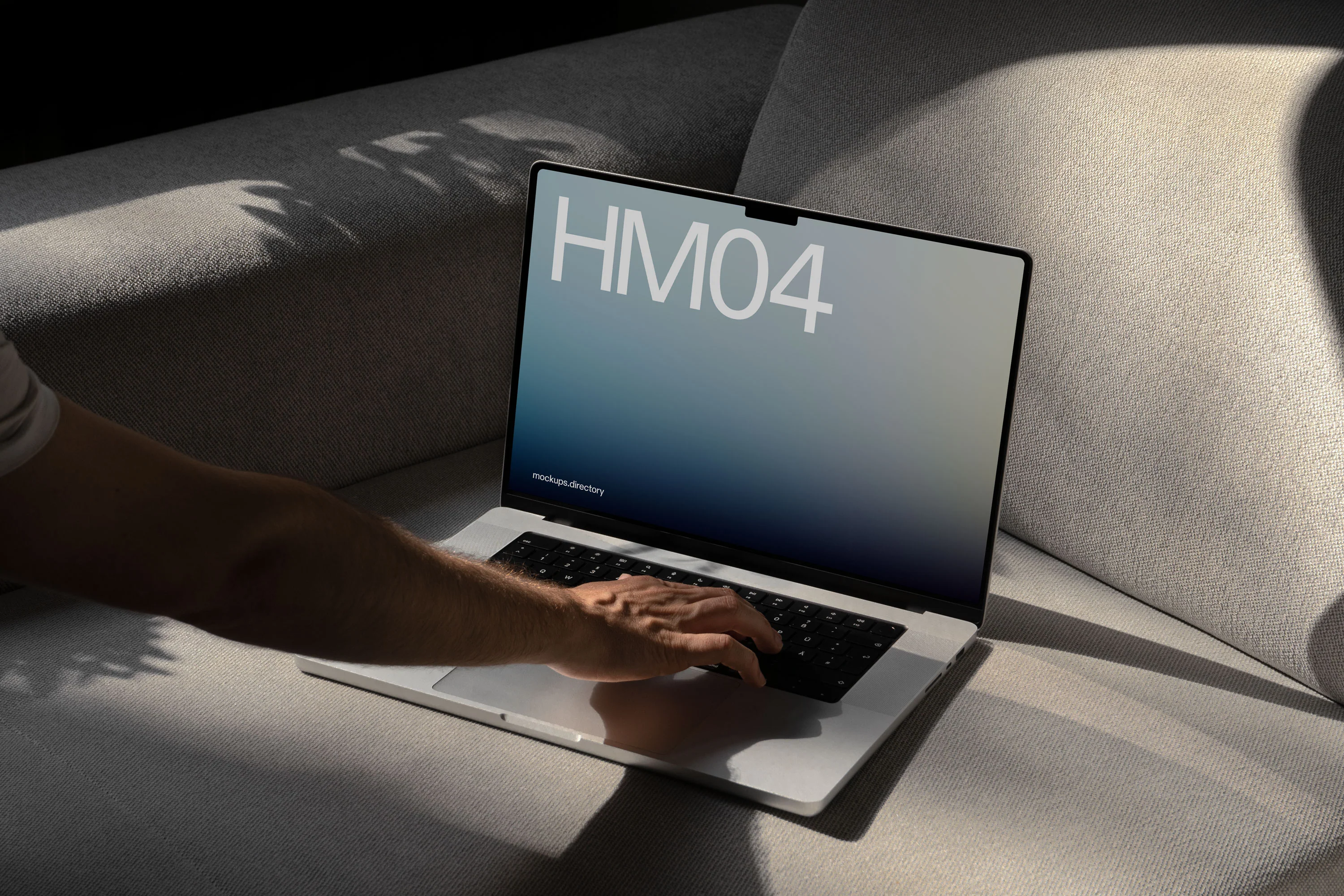 HM04 — MacBook Pro - Image 2